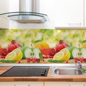 Столешница из искусственного камня и стеклянный фартук: преимущества решения